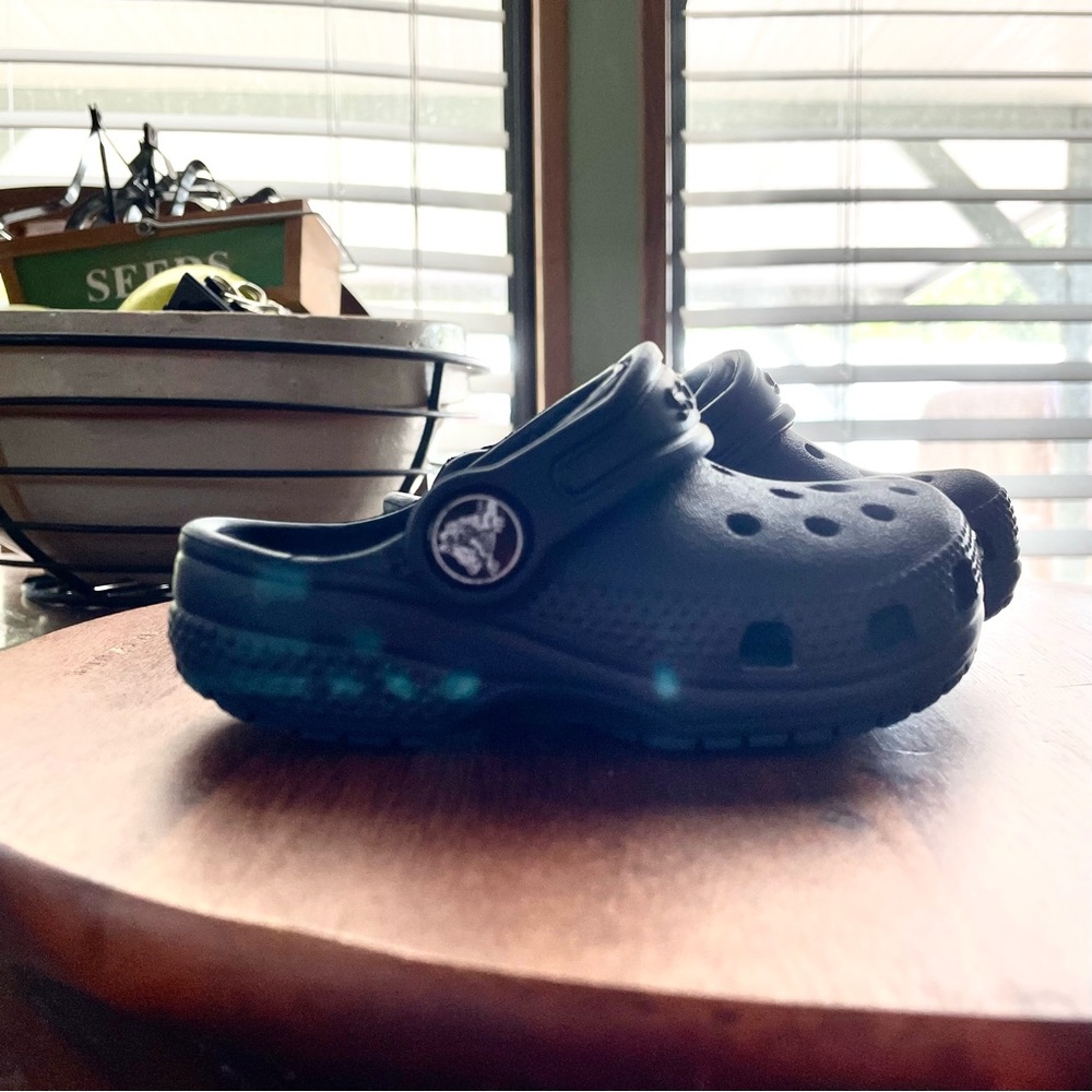 Crocs Unisex Kids/Toddler/Child  - Sizes 6(C) - Classic Clogs - Navy - Picture 5 of 7